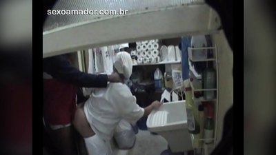 Motoboy прави секс с чистачка в ресторант между доставките